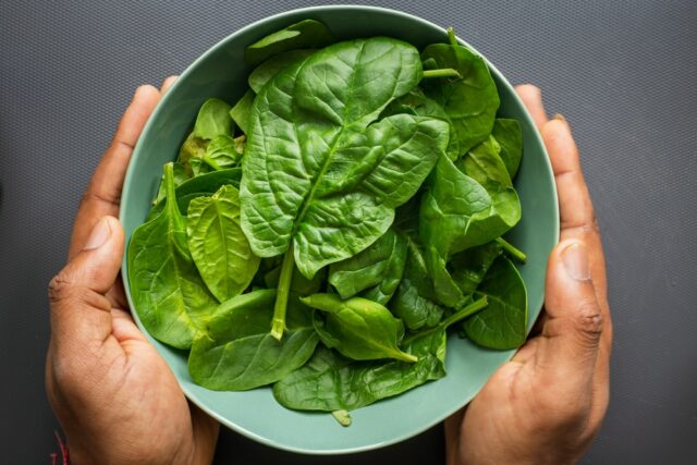 8 Health Benefits of Eating Spinach