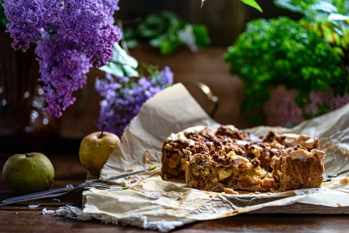 Apple crumble with fresh apples and flowers