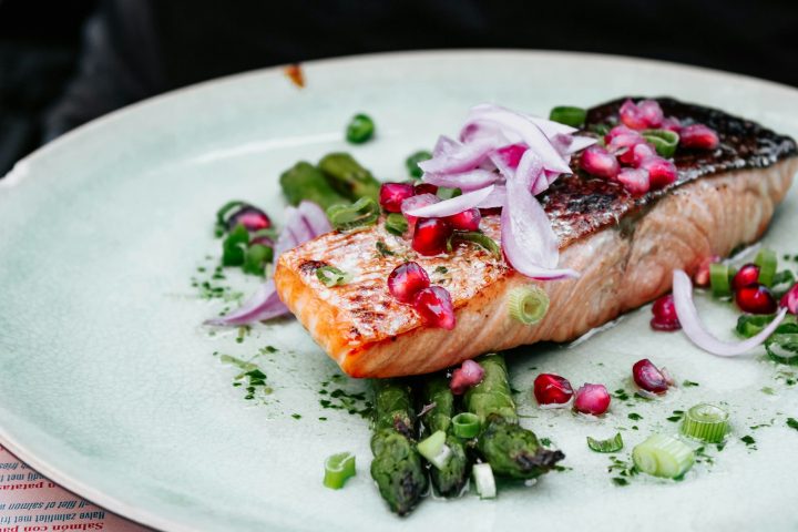 Salmon fillet with onions and asparagus